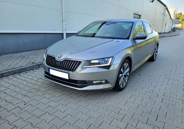 Skoda Superb cena 68000 przebieg: 268000, rok produkcji 2015 z Cieszyn małe 781